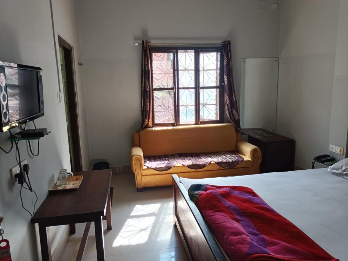 Kusum Hotel ディブルガル エクステリア 写真