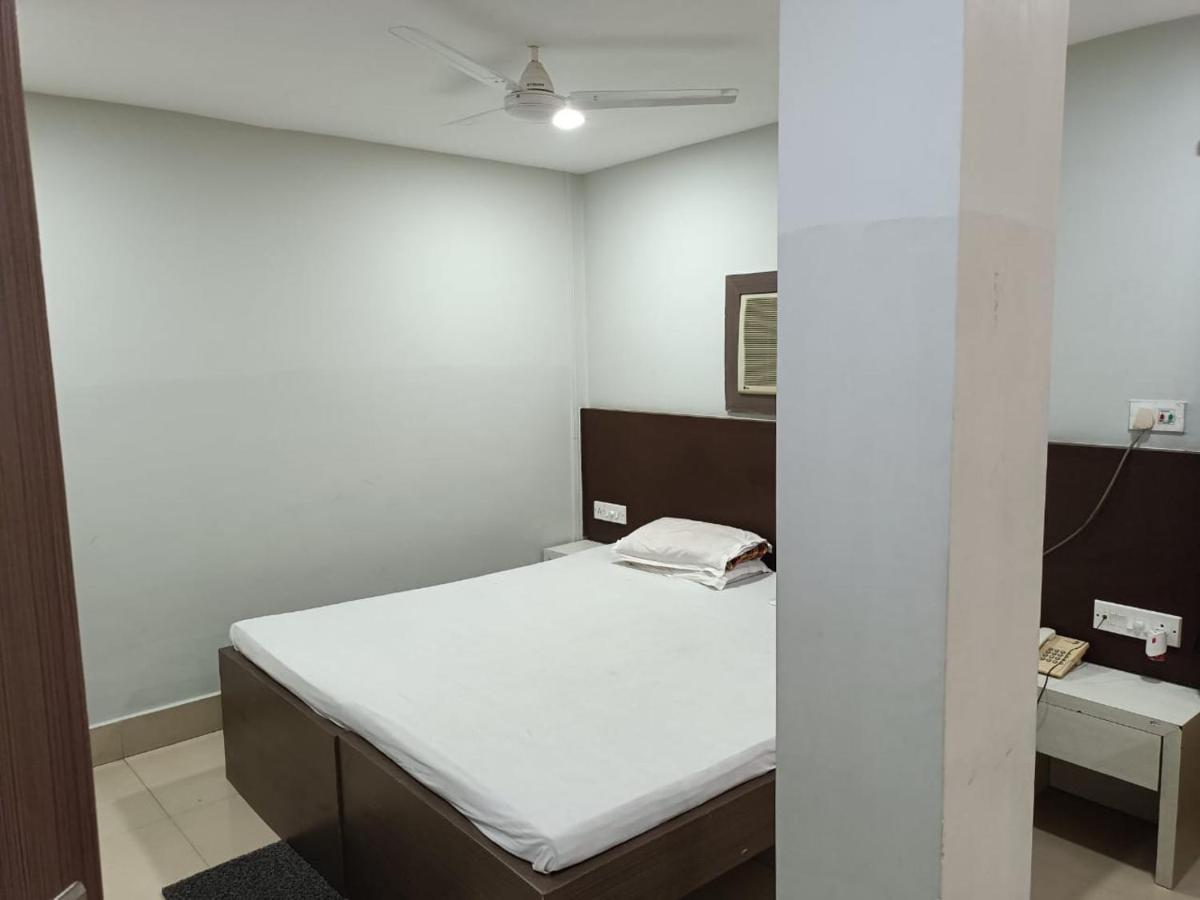 Kusum Hotel ディブルガル エクステリア 写真