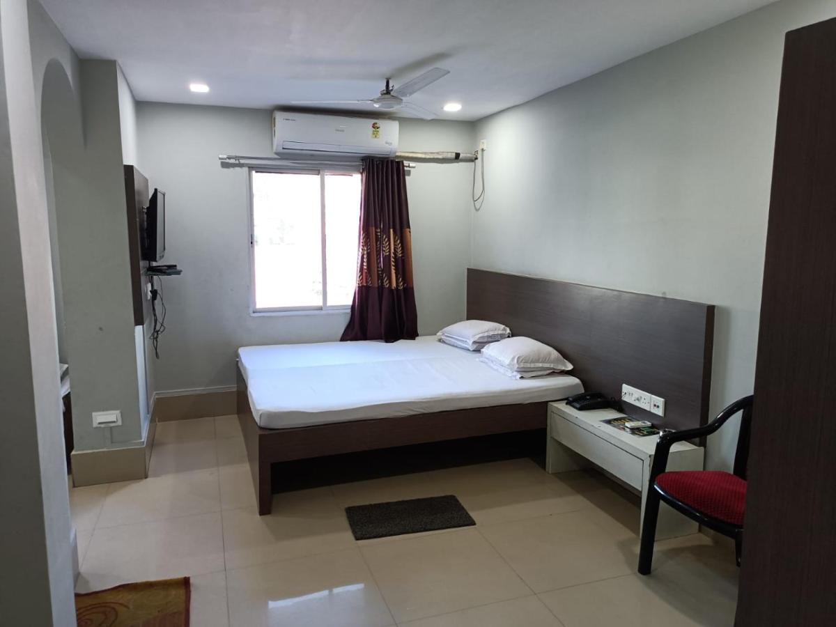 Kusum Hotel ディブルガル エクステリア 写真