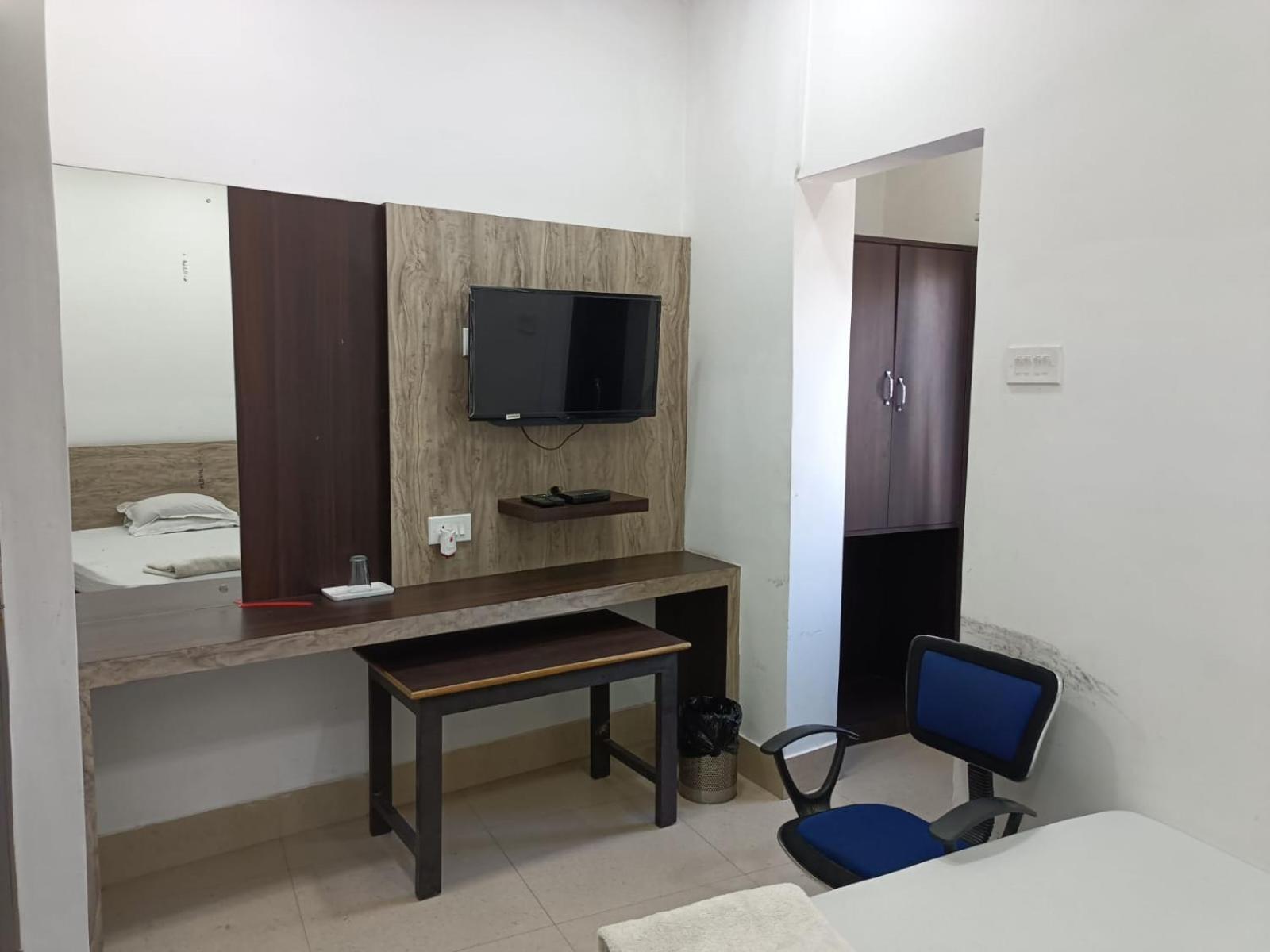 Kusum Hotel ディブルガル エクステリア 写真